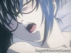 Парень раздел хентай девку в очках и оттрахал сверху на кровати