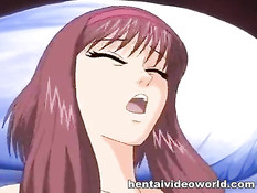 Парень засунул  большой член в рот и киску сисястой хентай девке