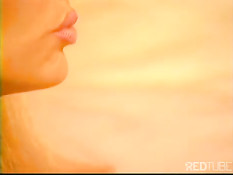 Блондинка в чёрных перчатках и сапогах мастурбирует возле льва