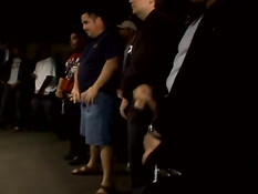 Парни дрочат на двух голых блондинок и заливают спермой их лица