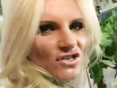 Сексуальная Phoenix Marie получила сперму на язык после дрочки