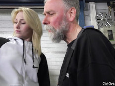 Русская блондинка в автомастерской сосёт член и ебётся с мастером