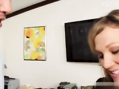 Блондинка в чулках Nikki Sexx делает минет и трахается в офисе