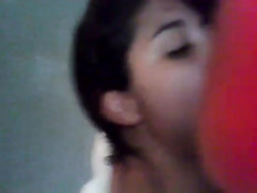 Молодая брюнеточка с закрытыми глазами облизывает яйца и член