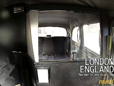 Сисястая блондинка Victoria Summers дрочит водителю член грудью