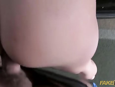 Сисястая блондинка Victoria Summers дрочит водителю член грудью