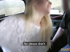 Сисястая блондинка Victoria Summers дрочит водителю член грудью