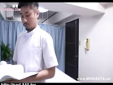 Пациентка раздевается и трахается с доктором в японской клинике