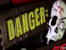 Парень в гриме монстра засадил член в задницу азиатке Asa Akira