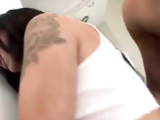 Возбуждённая брюнеточка занимается сексом с пожилым мужчиной