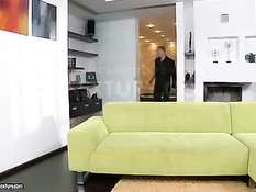 Худая девушка с длинными волосами Victoria Tiffani выебана в анус