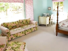 Большой чёрный член входит в анус молодой блондинки Jessie Volt