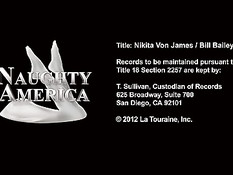 Мужчина оттрахал на кровати сисястую блондинку Nikita Von James