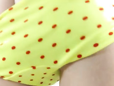 Симпатичная блондиночка берёт фаллоимитатор и вставляет в киску