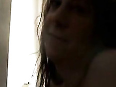 Мужик дал отсосать член обнажённой любительнице и кончил в рот