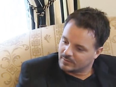 Мужчина засадил член в рот, киску и анус зрелой женщине в чулках