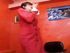 Зрелая итальянская секретарша ебётся с тремя похотливыми парнями