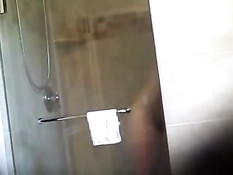 Зрелая дама с волосатым лобком и обвисшей грудью принимает душ