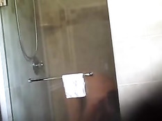 Зрелая дама с волосатым лобком и обвисшей грудью принимает душ