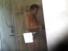 Зрелая дама с волосатым лобком и обвисшей грудью принимает душ