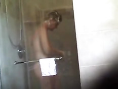 Зрелая дама с волосатым лобком и обвисшей грудью принимает душ