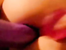 Крупным планом девка мастурбирует вибратором влагалище и анус