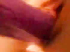 Крупным планом девка мастурбирует вибратором влагалище и анус