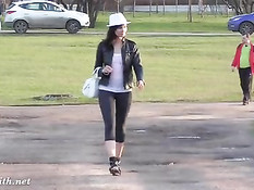 Красивая девушка Jeny Smith гуляет в колготках и с голой задницей