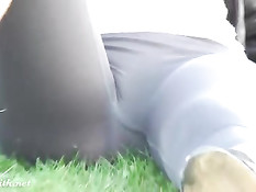 Красивая девушка Jeny Smith гуляет в колготках и с голой задницей