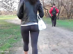 Красивая девушка Jeny Smith гуляет в колготках и с голой задницей