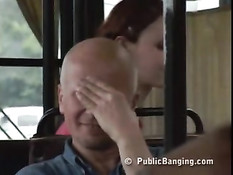 Бесстыжая русская пара занимается любовью в городском автобусе