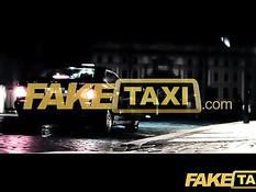 Таксист остановил машину на обочине и оттрахал английскую девку