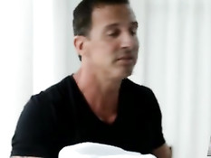 Мужчина вставил большой член в узкую дырочку азиаточки Alina Li