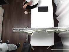 Похотливый гинеколог трахает азиатскую девку в волосатую киску