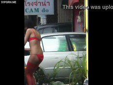 Азиатские девчонки гуляют по городу в эротическом нижнем белье