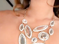 Симпатичная азиатка Alina Li дрочит член и трахается с бойфрендом