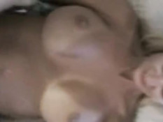 Загорелая блондинка с большой грудью любит дрочить член руками