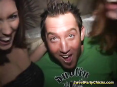 Безбашенные девушки из колледжа на вечеринке отсасывают члены