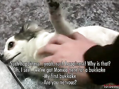 Девушка дрочит хуи и проглатывает сперму во время буккаке оргии