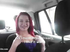 19-летняя девчонка с красными волосами сделала минет водителю