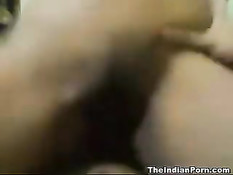 Индийская девчонка крупным планом делает минет и дрочит член