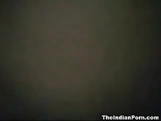 Индийская девчонка крупным планом делает минет и дрочит член
