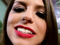 Симпатичная сисястая девка Brooklyn Chase делает сладкий минет