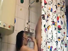 Парень оттрахал в ванной молодую брюнетку и залил спермой лицо