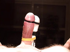 Она привязала к члену мужа вибратор и довела до семяизвержения