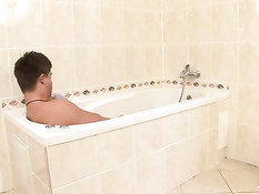 Девушка в латексном костюме отсасывает и ебётся с парнем в ванной