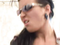 Девушка в латексном костюме отсасывает и ебётся с парнем в ванной