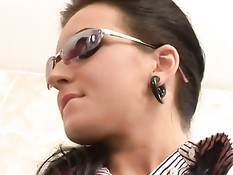 Девушка в латексном костюме отсасывает и ебётся с парнем в ванной