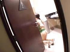 Молодую шлюху Sasha Grey в сортире заставляют лизать задницу