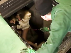 Светловолосую рабыню с кляпом во рту отшлёпали и отъебали в зад